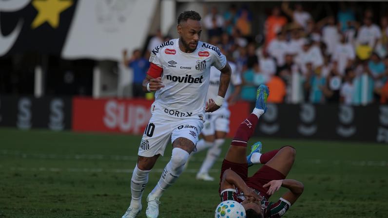 Neymar em ação pelo Santos contra o Fluminense — Foto: Mauricio De Souza/AGIF