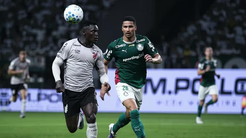 Viveros e Murillo em lance de Palmeiras x Athletico — Foto: Ettore Chiereguini/AGIF