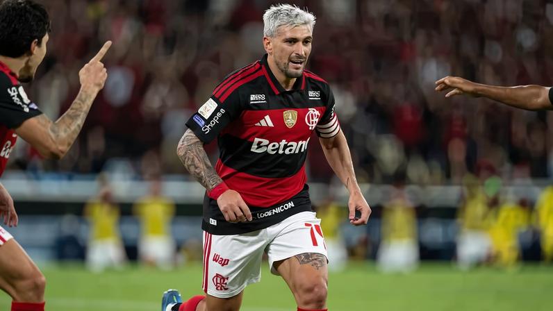 Arrascaeta loiro em ação pelo Flamengo contra o Bahia — Foto: Jorge Rodrigues / AGIF
