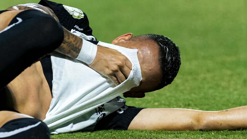 Kayke caído no gramado após sentir lesão no joelho — Foto: Thiago Vasconcelos Dos Santos/AGIF