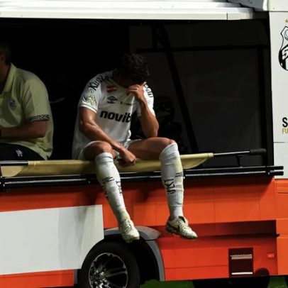 Gustavo Henrique deixa o campo chorando; Santos fica preocupado