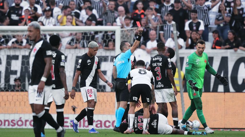 Expulsão de André, do Corinthians, contra o Vasco — Foto: Ettore Chiereguini/AGIF
