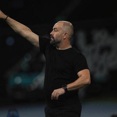 Técnico do Independiente Petrolero reclama do gramado do Botafogo