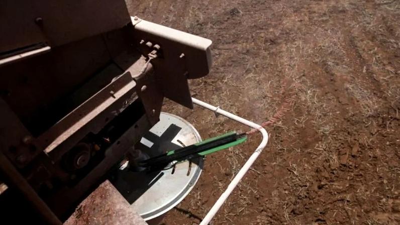 Fertilizante é visto em um trator enquanto é espalhado em um campo de soja, perto de Brasília