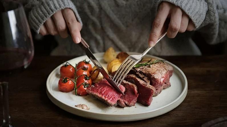 Prato com porção generosa de proteína animal