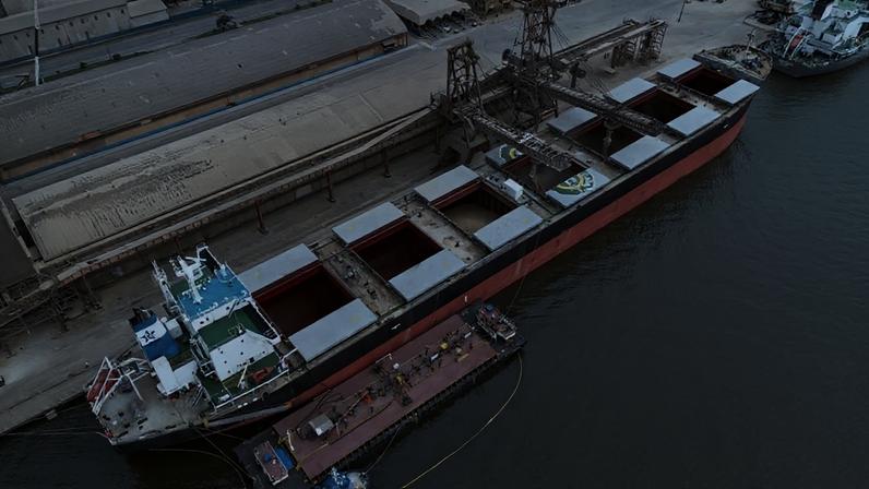 Vista de um drone de um graneleiro sendo carregado com soja no porto de Paranaguá, Paraná, Brasil
