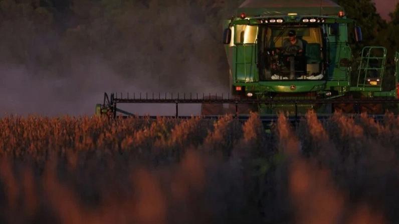 Um trabalhador rural opera uma colheitadeira durante colheita de soja no Rio Grande do Sul, 4 de abril de 2025