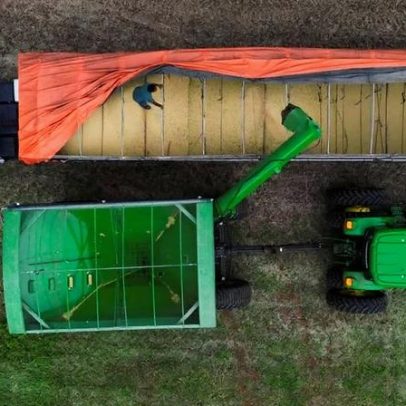Vendas de colheitadeiras no Brasil caem quase 50% em fevereiro, aponta Fenabrave