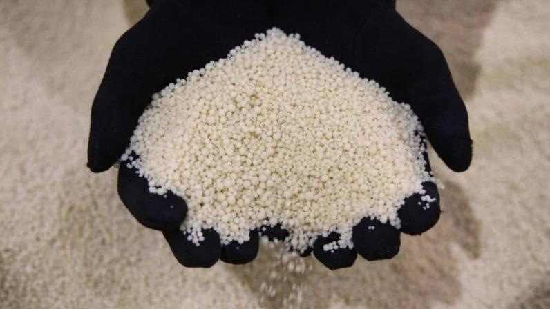 Detalhe de manuseio de fertilizante