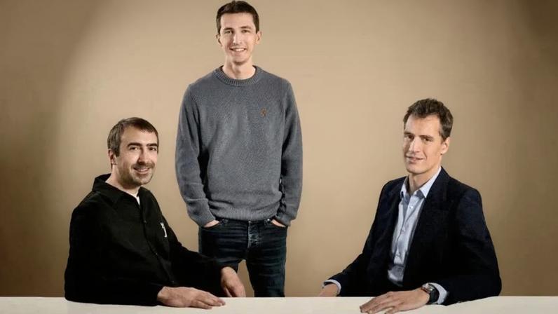 Arthur Mensch (à dir.), CEO, junto com os cofundadores da Mistral, Lacroix e Lample