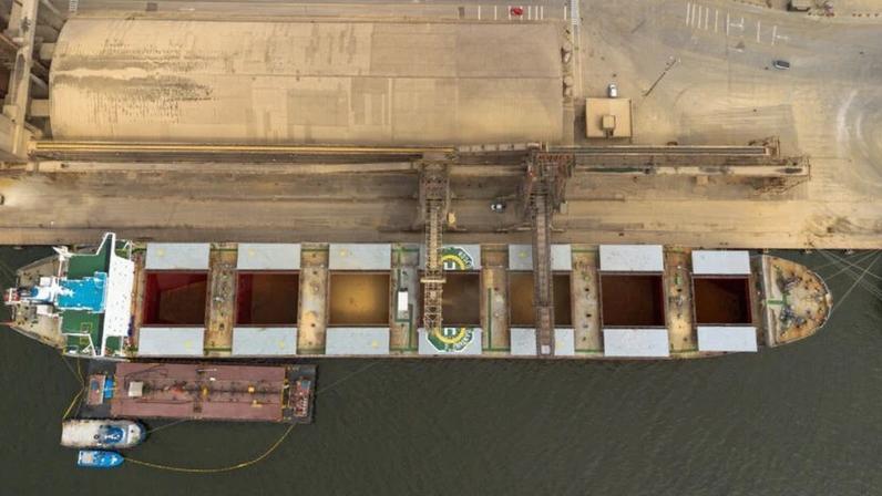 REUTERS/Rodolfo Buhrer Graneleiro é carregado com soja no porto de Paranaguá, Paraná, Brasil