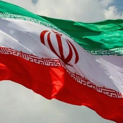 Irã lança mísseis contra países do Golfo após ultimato