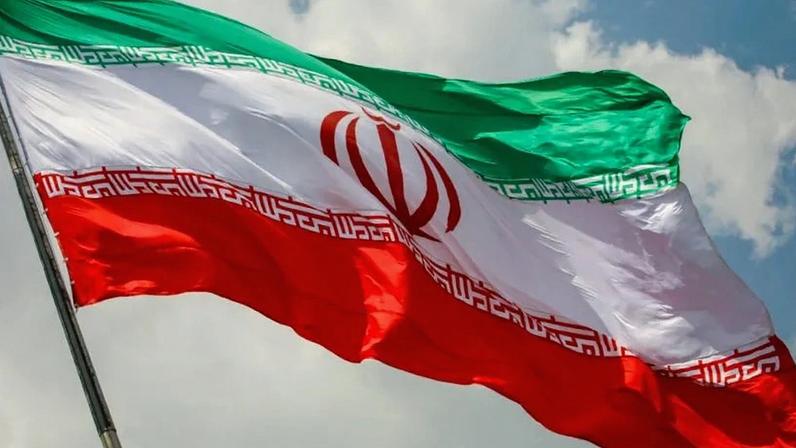 Irã lança mísseis contra países do Golfo após ultimato