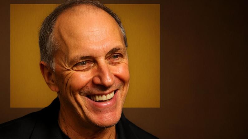 O carioca discreto que ressuscitou o maior pavão dos eventos, o Rio Fashion Week