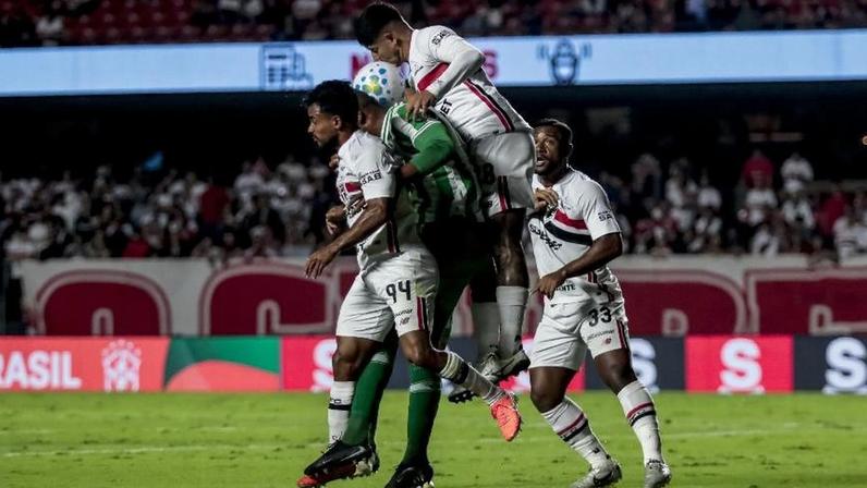 Alan Franco, do São Paulo, em ação contra o Juventude, pela Copa do Brasil