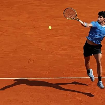 Alcaraz vence Vacherot e enfrenta Sinner na final de Monte Carlo