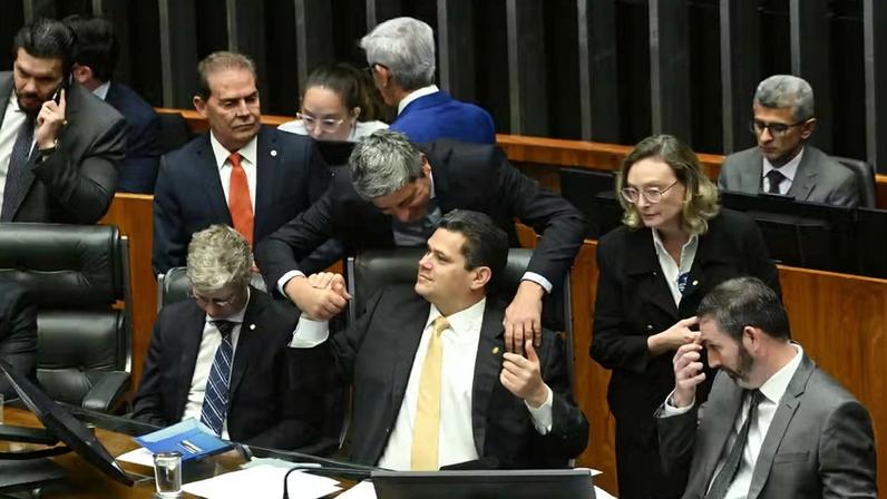 Senador Carlos Portinho (PL-RJ) cumprimenta Davi Alcolumbre durante sessão de análise de vetos de Lula ao PL da dosimetria