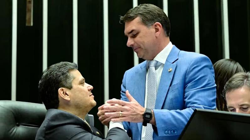 Presidente do Senado, Davi Alcolumbre (União-AP), e o senador Flávio Bolsonaro (PL-RJ)