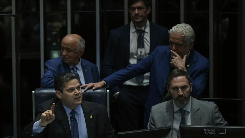 Presidente do Senado, Davi Alcolumbre (União-AP) conduz sessão de votação da indicação de Jorge Messias ao STF