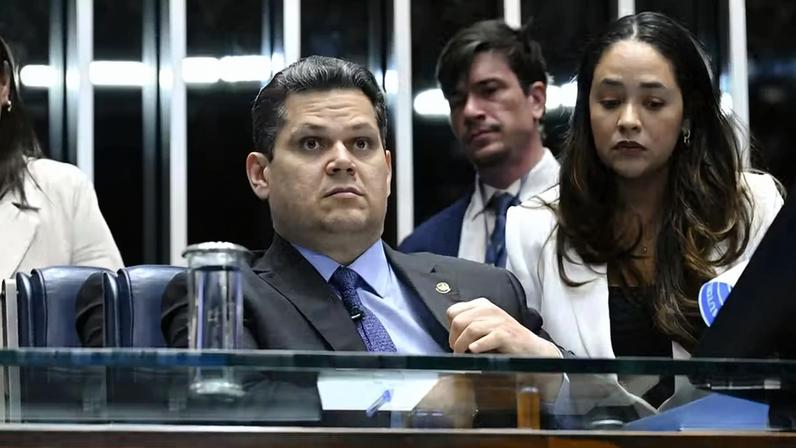 Presidente do Senado, Davi Alcolumbre (União-AP) conduz sessão de votação da indicação de Jorge Messias ao STF