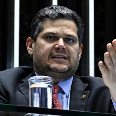 Alcolumbre reclama de agressões a instituições e faz aceno a Lula