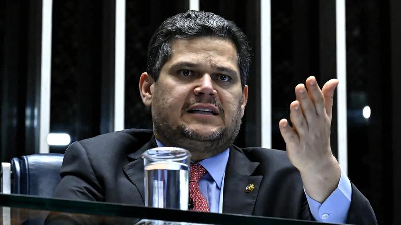 Crítica de Alcolumbre ocorre após CPI pedir indiciamento de ministros do STF e em meio a clima de tensão institucional. (Foto: Waldemir Barreto/Agência Senado)