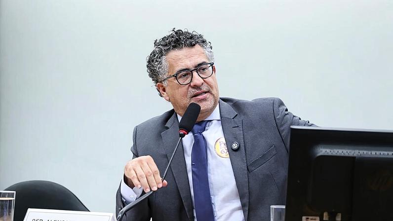 “Nós teremos tempo suficiente. Basta a vontade política e querer, de fato, homenagear o trabalhador brasileiro no mês de maio votando essa redução tão importante e tão esperada”, declarou Alencar Santana