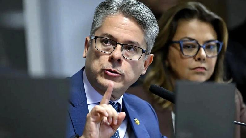 Senador Alessandro Vieira fala com o dedo em frente ao rosto fazendo sinal de número 1 com a mão esquerda