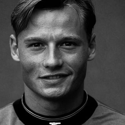 Ex-goleiro do Arsenal morre aos 48 em acidente grave na Áustria