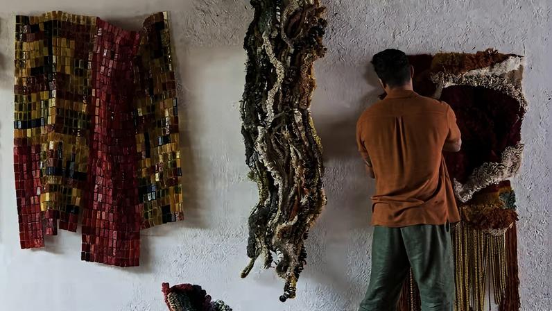O artista e designer têxtil Alex Rocca com algumas das peças produzidas para a Coleção Herança