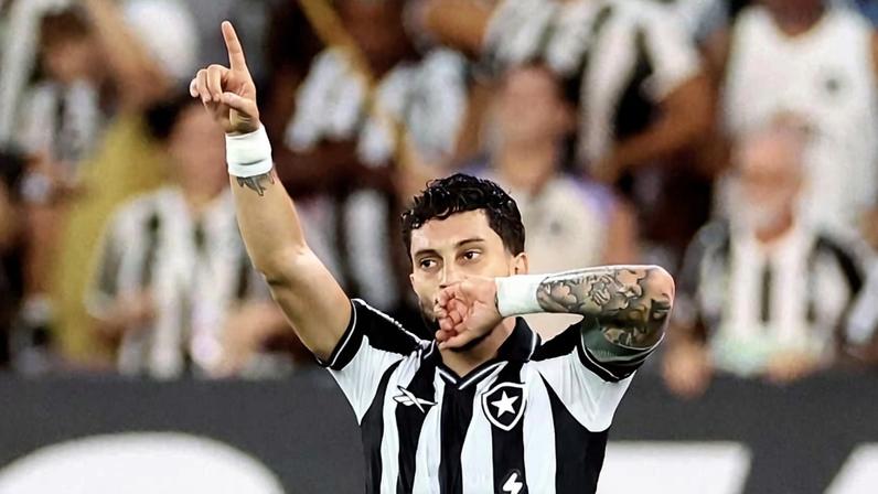 Alex Telles comemora gol do Botafogo sobre a Chapecoense em jogo da Copa do Brasil