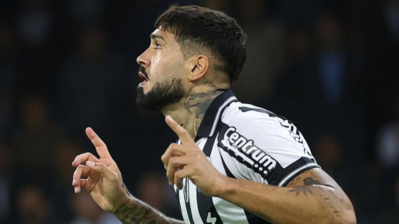 Alexander Barboza, do Botafogo, comemora gol sobre o Bragantino em jogo da Copa do Brasil