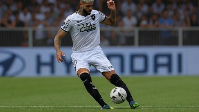 Alexander Barboza em ação durante final da Libertadores entre Atlético-MG e Botafogo