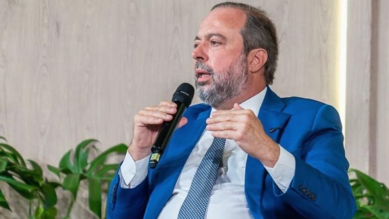 Na imagem, o ministro de Minas e Energia, Alexandre Silveira, em painel no Latam Energy Week 2026, no Rio