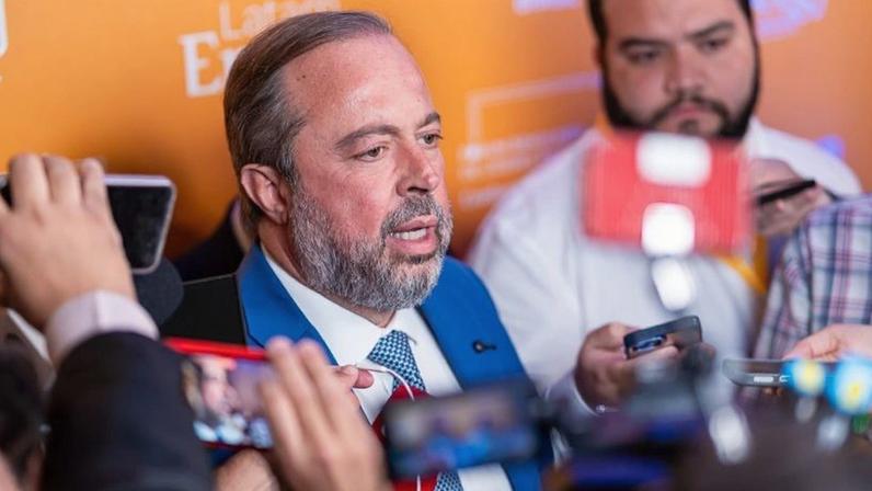 Na imagem, o ministro de Minas e Energia, Alexandre Silveira, em entrevista a jornalistas no Latam Energy Week 2026, no Rio