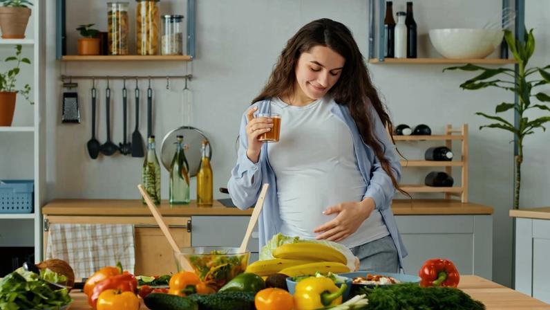 Gestantes devem manter uma dieta que inclua proteínas, frutas e legumes