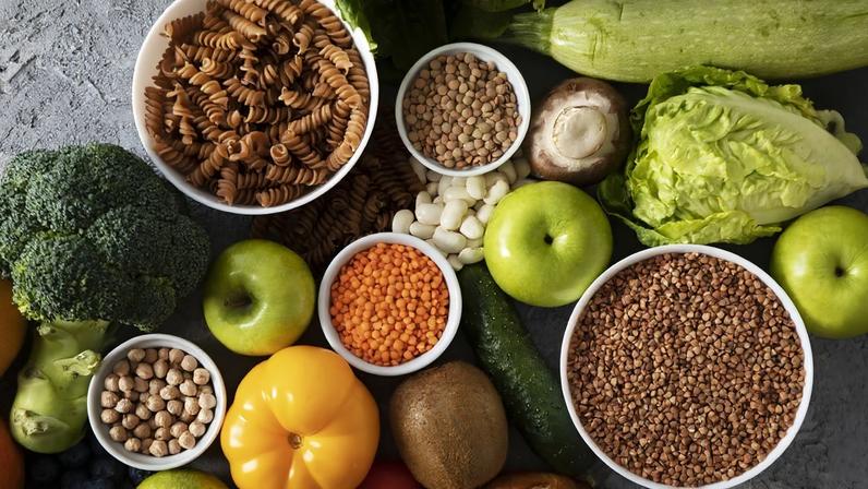 Foto de mesa com alimentos ricos em fibras, como frutas, vegetais e sementes - Metrópoles