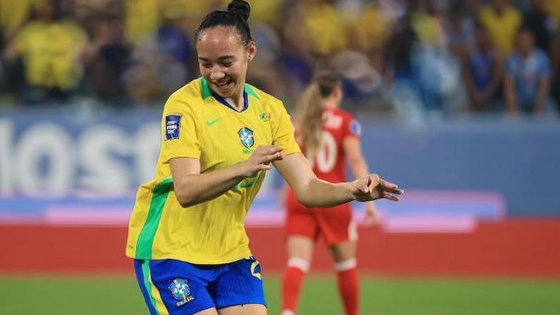 Aline Gomes comemora gol do Brasil contra o Canadá na FIFA Series