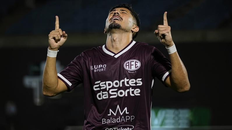 Allison, da Ferroviária, celebra gol durante jogo na Fonte Luminosa