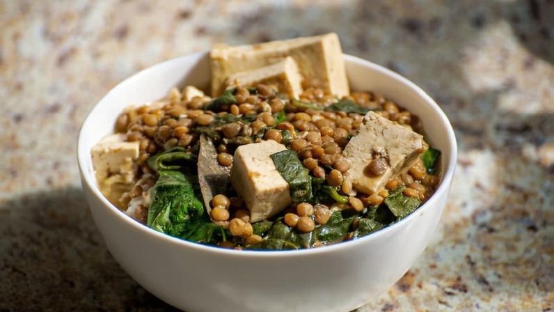 Lentilha refogada com espinafre e tofu