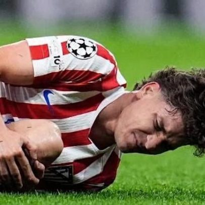 Jogador argentino deixa jogo com dores em Atlético x Arsenal; Simeone tranquiliza