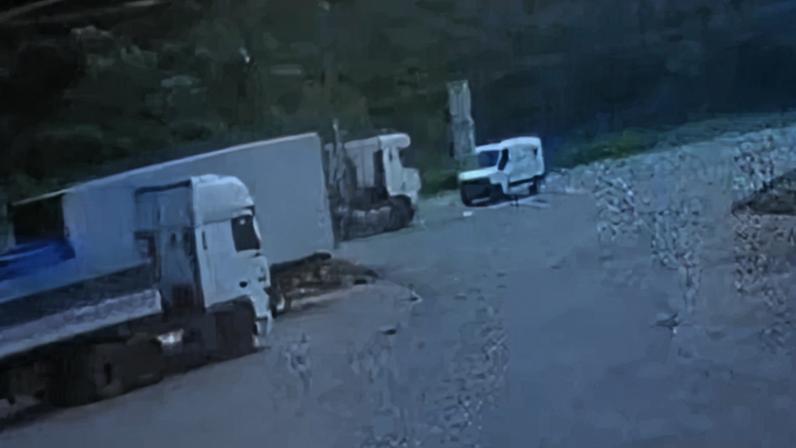 Acidente entre ambulância e carreta na BR-116 que deixou dois mortos em Divino — Foto: Rádio Muriaé/Reprodução