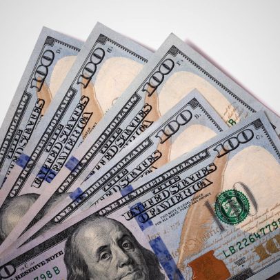 Ela busca renda extra enquanto os filhos dormem e fatura US$ 1.500/semana