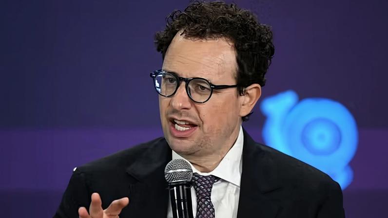 Dario Amodei, CEO da Anthropic, durante o AI Impact Summit em Nova Déli, na Índia, em fevereiro de 2026 — Foto: Prakash Singh/Bloomberg via Getty Images
