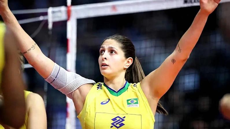 Bia conquistou títulos importantes e premiações individuais na seleção feminina (Foto: Divulgação/FIVB)