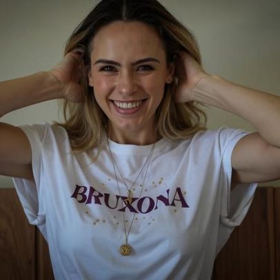 Ana Paula Renault celebra participação no Saia Justa e viraliza com look Bruxona