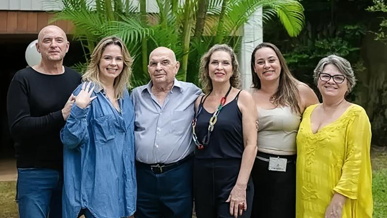 Ana Paula Renault com o pai, Gerardo, e os 4 irmãos