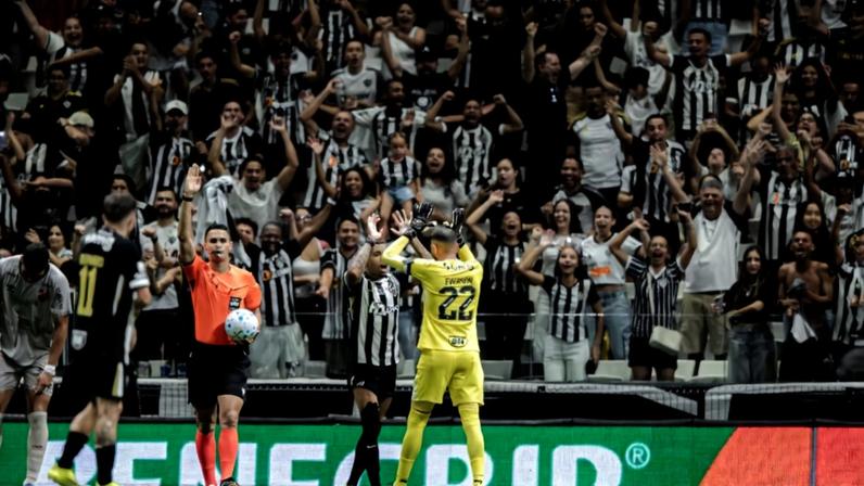 Victor Hugo comemora gol (Foto: Pedro Souza / Atlético)
