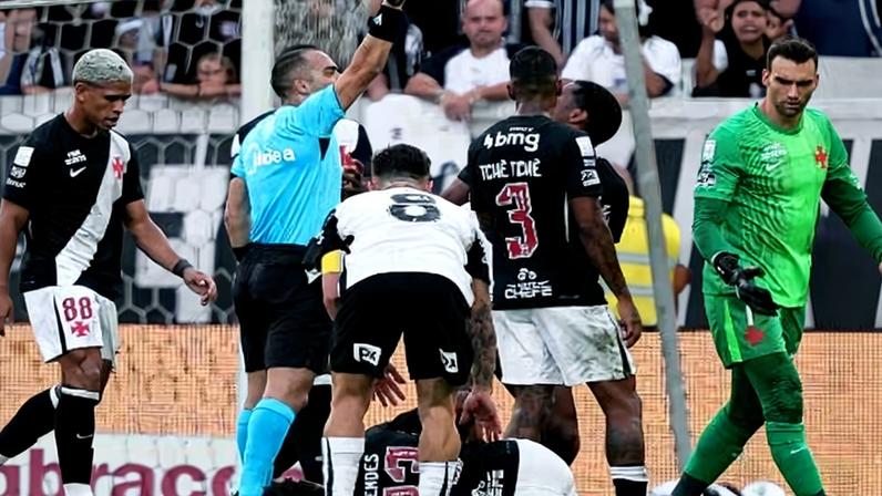 André, meio-campista do Corinthians, foi expulso do jogo contra o Vasco após entrada dura em Thiago Mendes