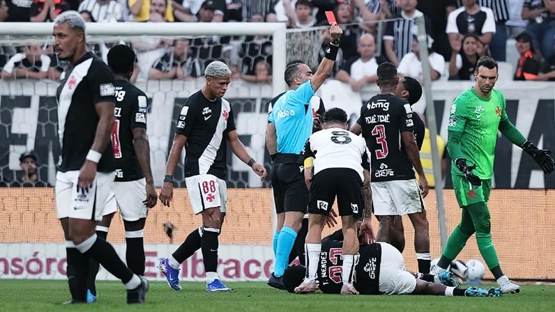 Thiago Mendes, do Vasco, publicou imagem tratando tornozelo após entrada dura de André, do Corinthians